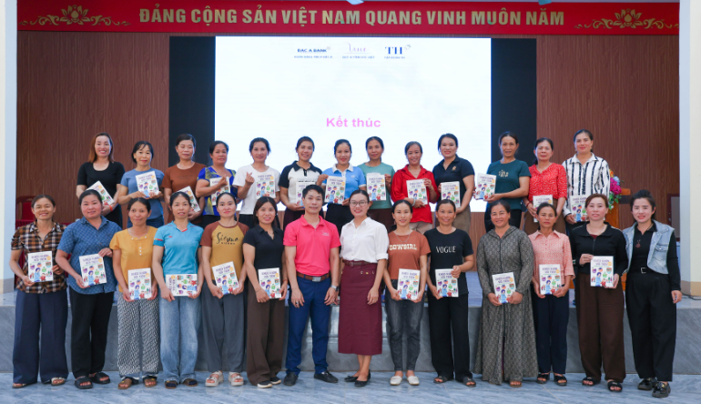Tập huấn “Bình đẳng giới trong mối liên hệ với phát triển kinh tế gia đình” cho 30 phụ nữ nhận quỹ hỗ trợ sinh kế tại Nghệ An